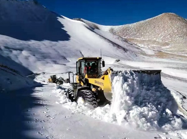 山推装载机助力西藏阿里公路积雪清理 