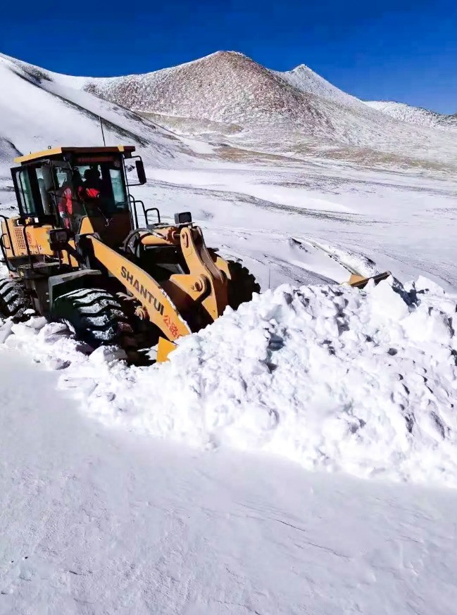 山推装载机助力西藏阿里公路积雪清理 