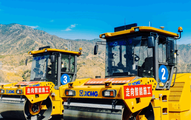 徐工无人集群路面机械在京雄高速、攀大高速等重点工程中应用