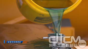 更换防冻液前，可对冷却系统进行彻底清洗