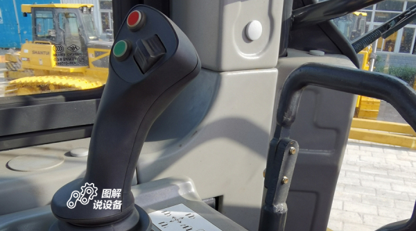 左侧为行走电控手柄