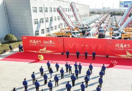 徐工V7系列上百台混凝土<a  data-cke-saved-href=http://product.d1cm.com/bengche/ href=http://product.d1cm.com/bengche/ target=_blank>泵车</a>、<a  data-cke-saved-href=http://product.d1cm.com/chezaibeng/ href=http://product.d1cm.com/chezaibeng/ target=_blank>车载泵</a>和近千台轻量化搅拌车交机